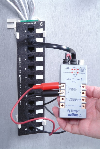 Встроенная в генератор клеммная колодка позволяет подать сигнал в нужную пару без необходимости вскрытия абонентской розетки.